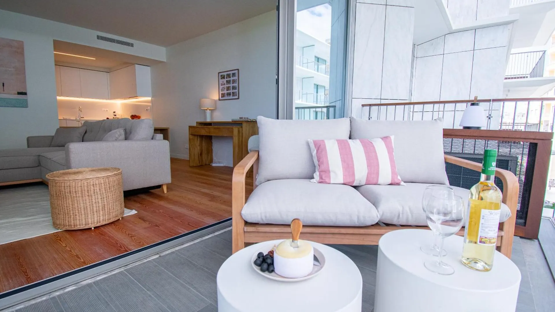 Picturesque Beachfront Apartment Armacao de Pera 0*,  Portugal