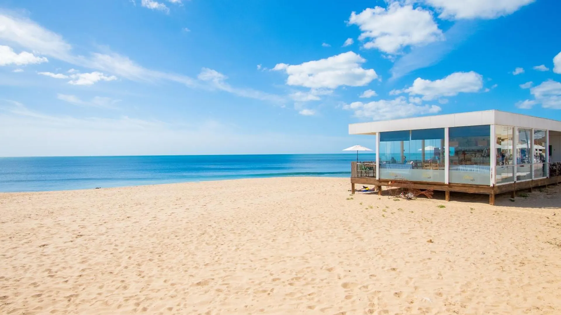 Picturesque Beachfront Apartment Armacao de Pera Portugal