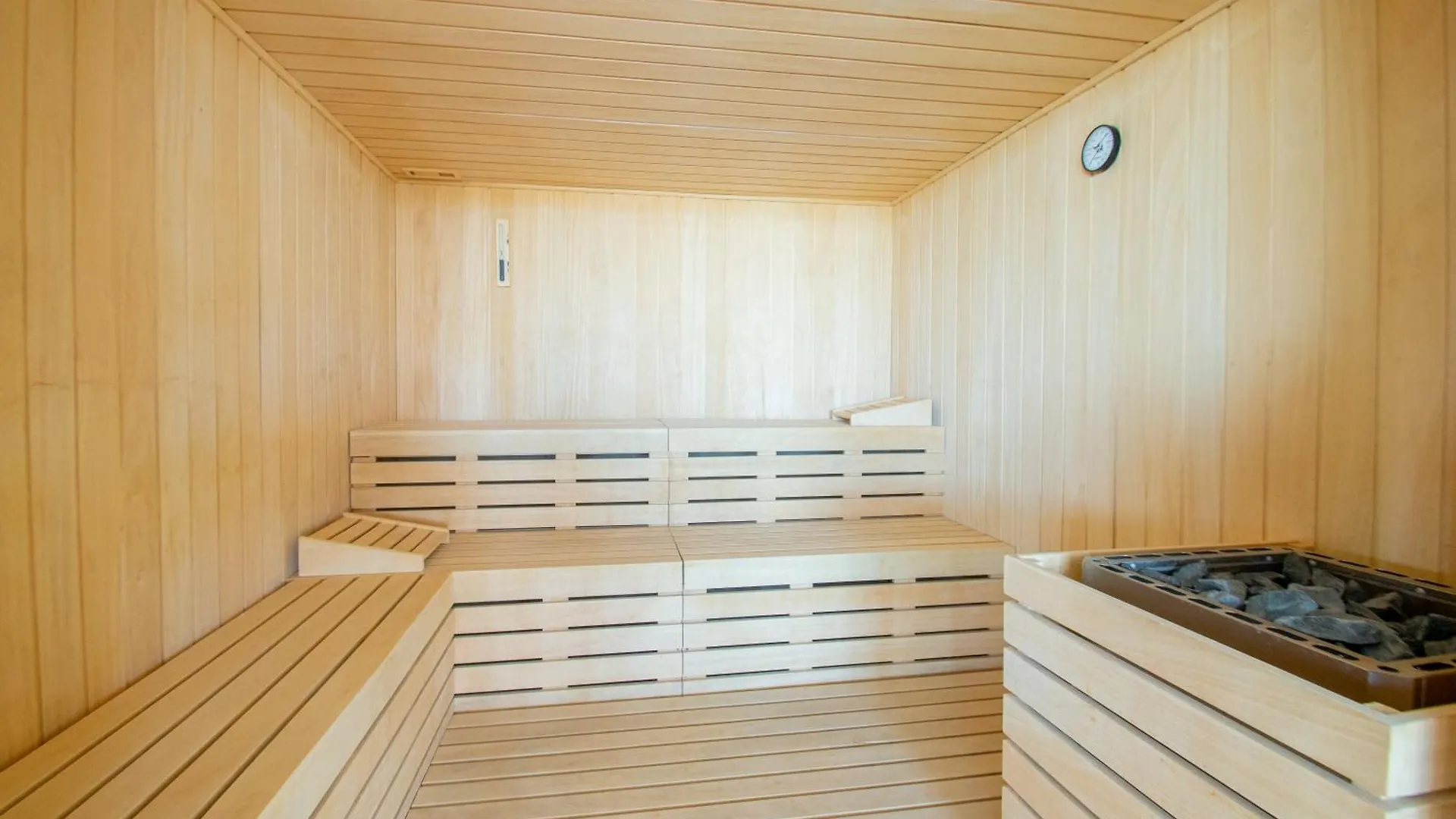 Picturesque Beachfront Apartment Armacao de Pera 0*,  Portugal