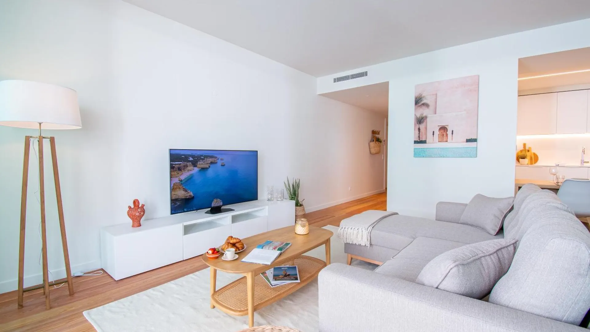 Picturesque Beachfront Apartment Armacao de Pera